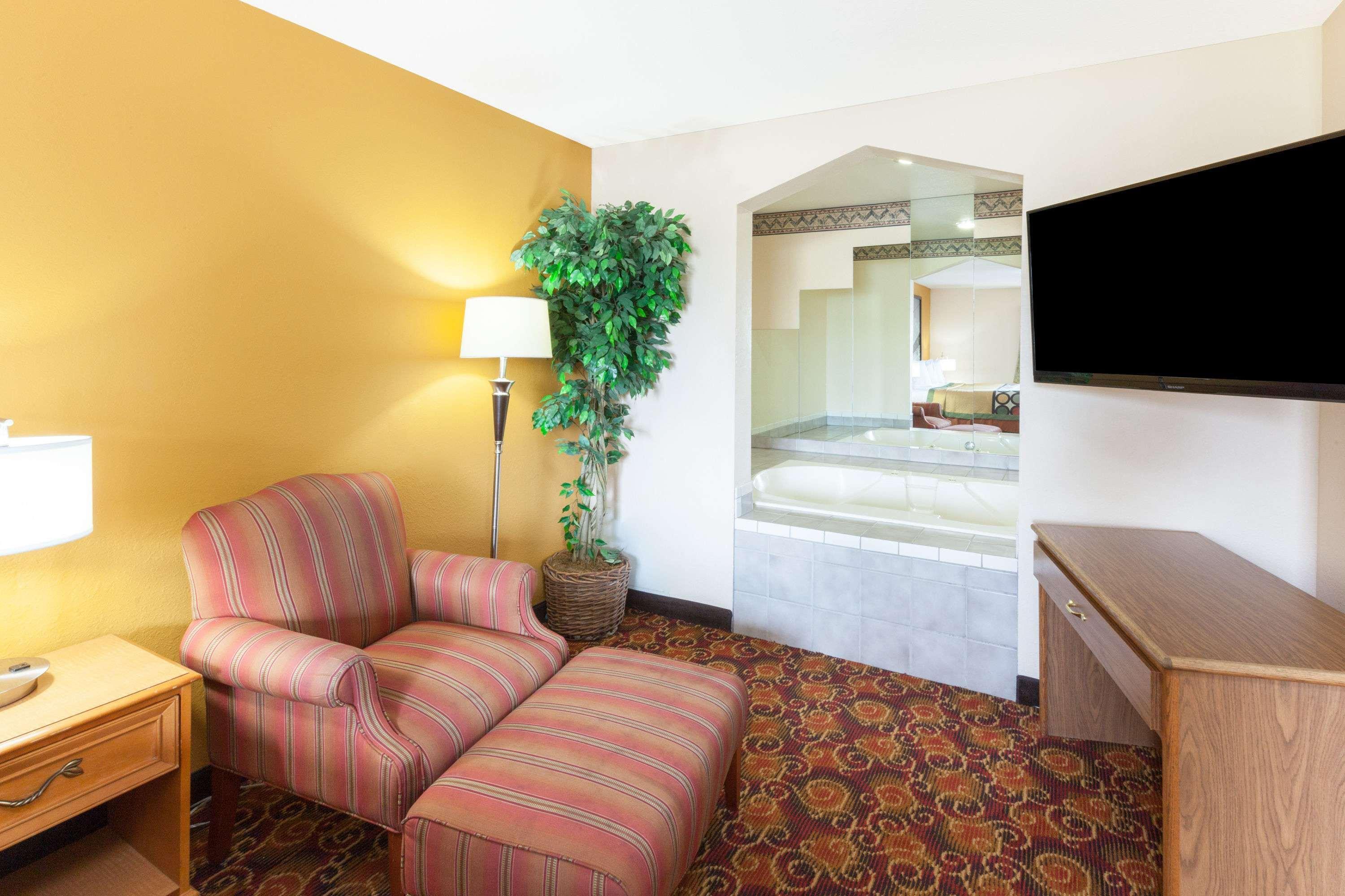 Motel Super 8 By Wyndham Big Rapids Extérieur photo