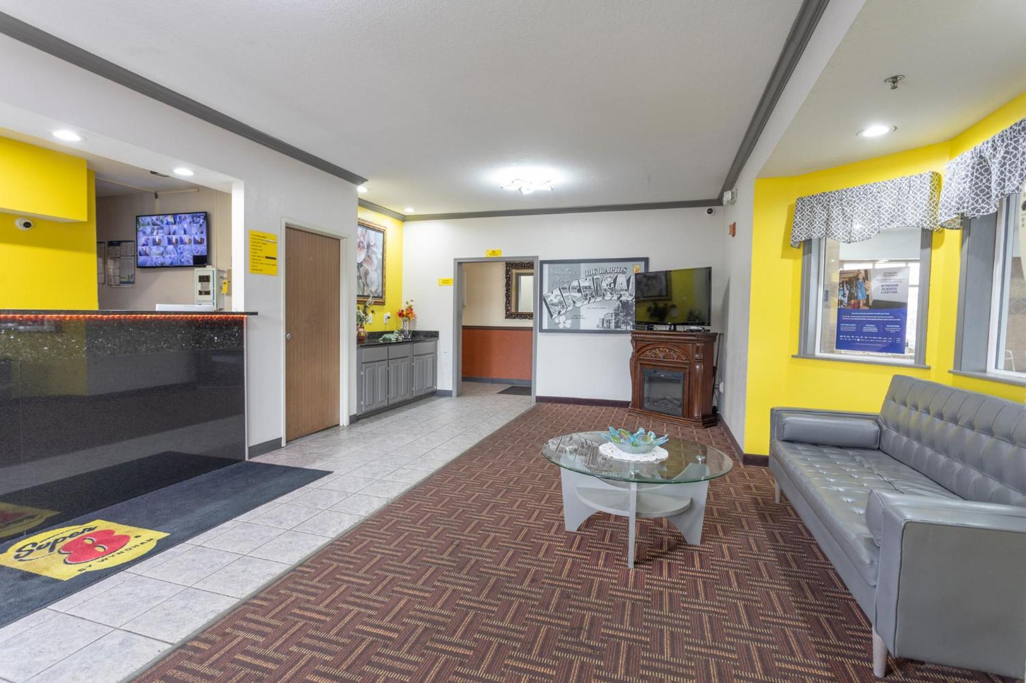 Motel Super 8 By Wyndham Big Rapids Extérieur photo