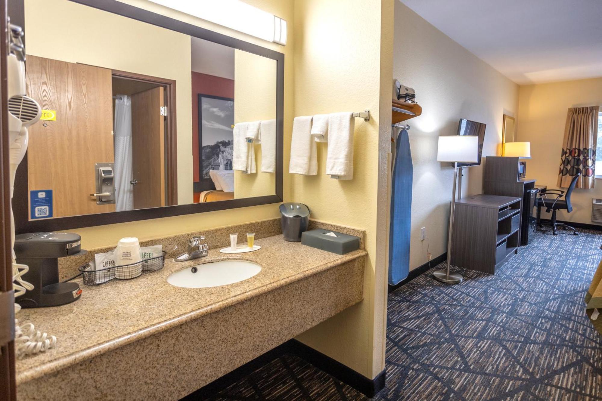 Motel Super 8 By Wyndham Big Rapids Extérieur photo