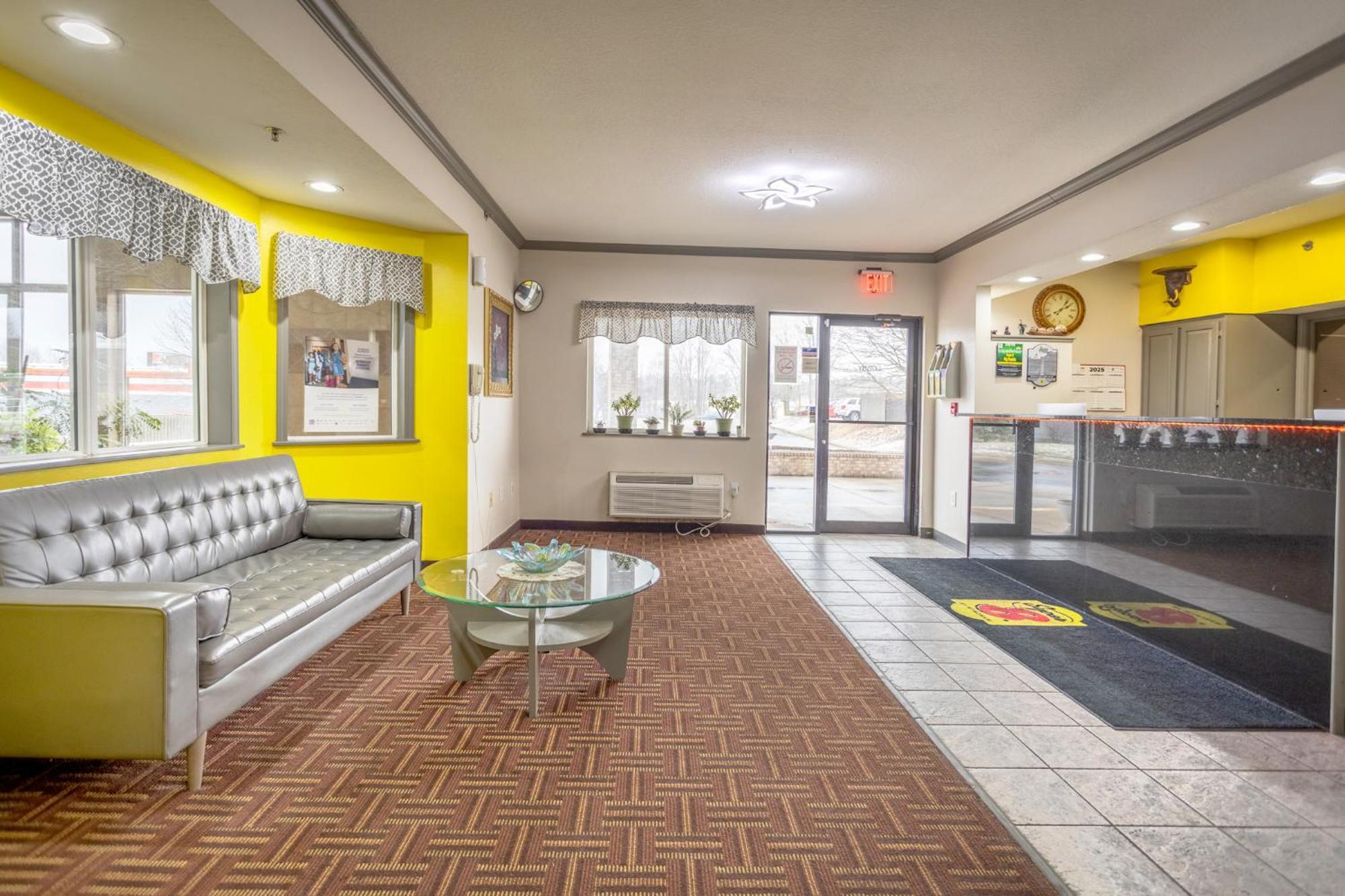 Motel Super 8 By Wyndham Big Rapids Extérieur photo